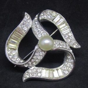 VINTAGE WEISS Crystal Stones WCenter Pearl Brooch